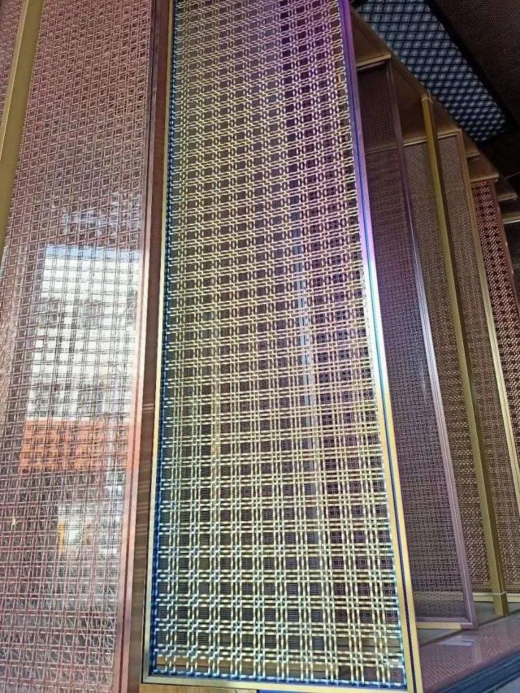 20.Metal Mesh Screen With Glasses