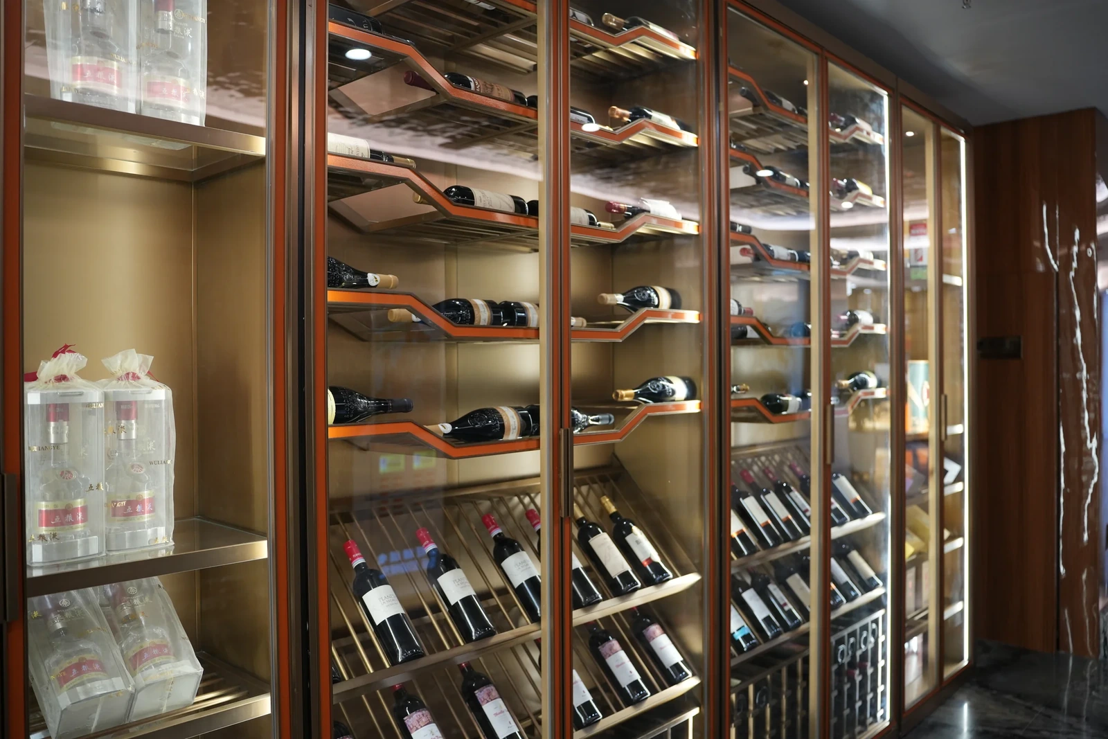 Fine dining · Restaurant wine-display reference