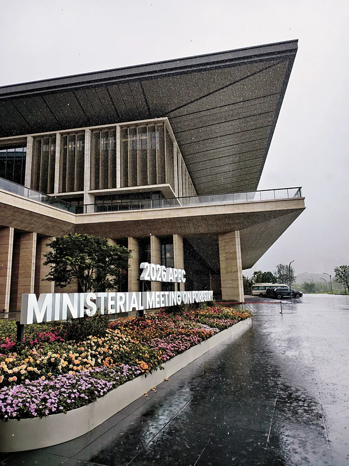 Venue reference image of the completed Shenzhen International Exchange Center exterior.