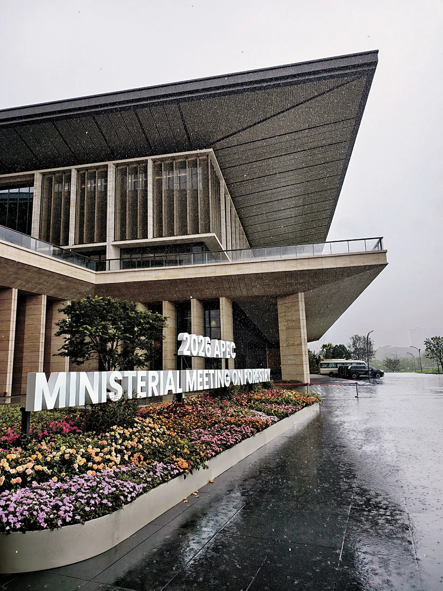 Venue reference image of the completed Shenzhen International Exchange Center exterior.