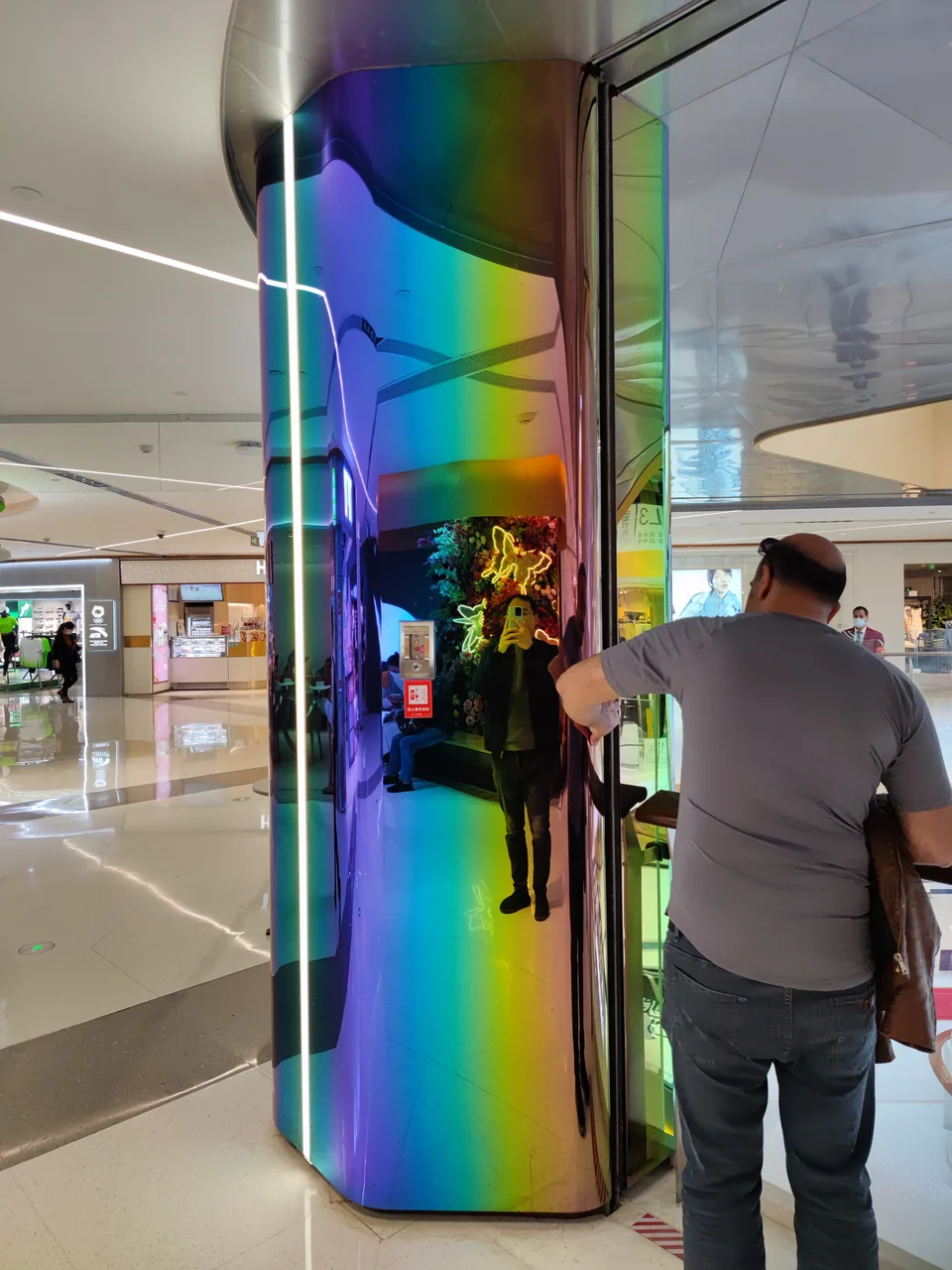 A separate close site photograph of the vertical light strip on a colorful reflective column